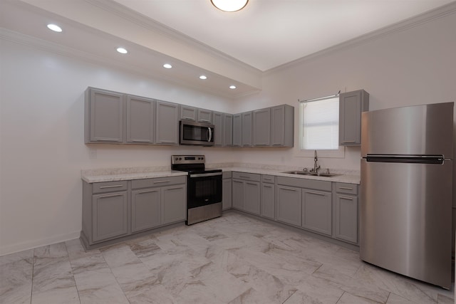 kitchen with crown molding, gray cabinetry, a sink, stainless steel appliances, and recessed lighting