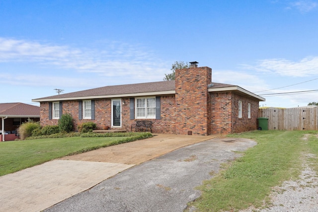 ranch-style house featuring a front lawn