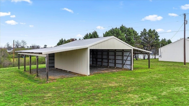 view of pole building featuring a lawn