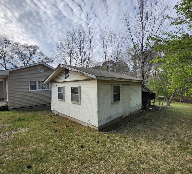  - view of side of property featuring a lawn