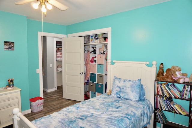 bedroom with dark hardwood / wood-style flooring, ceiling fan, and a closet