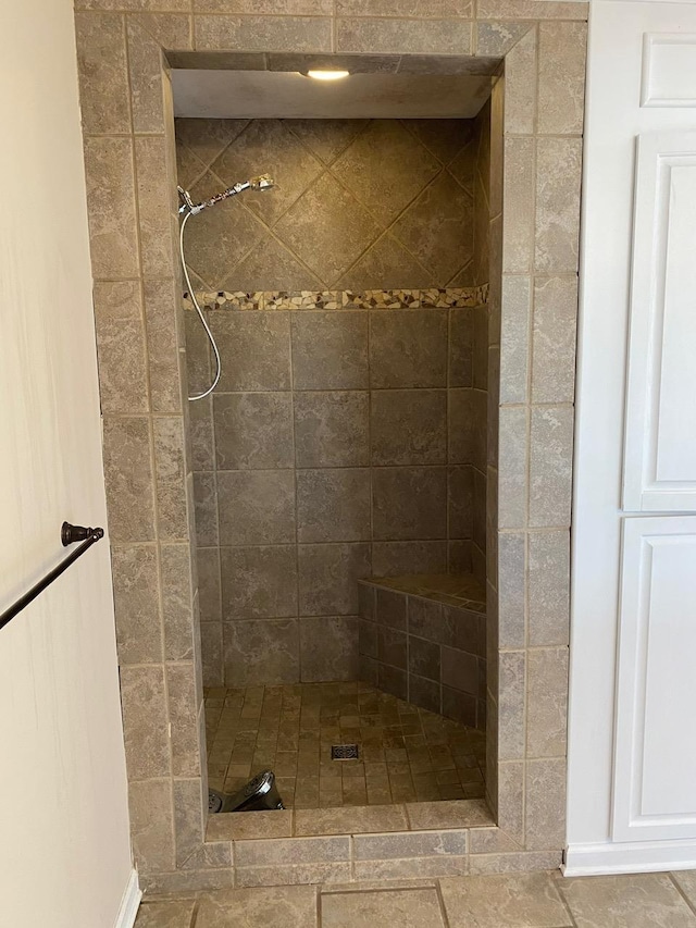 bathroom featuring tiled shower