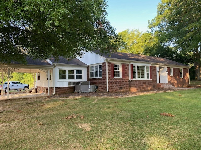 view of front facade featuring a carport and a front lawn