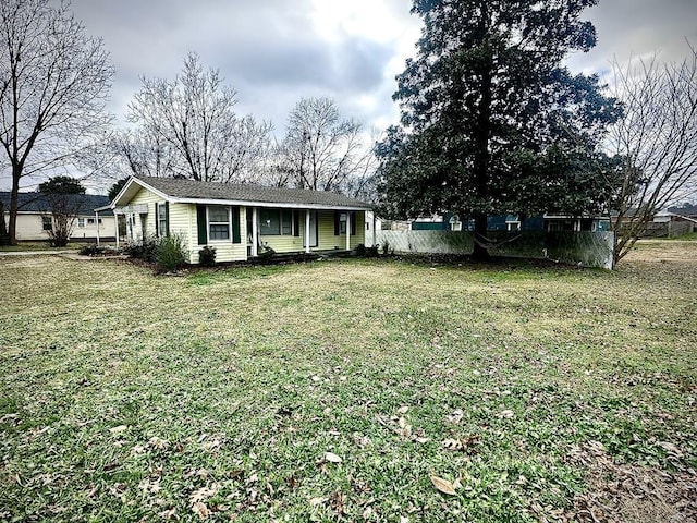 view of front of property featuring a front yard