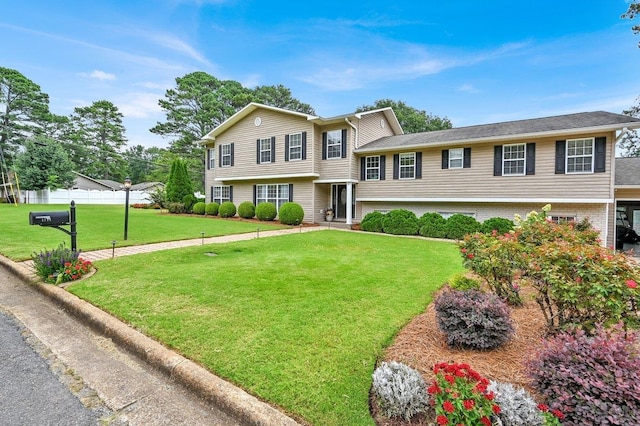 view of front of house featuring a front lawn