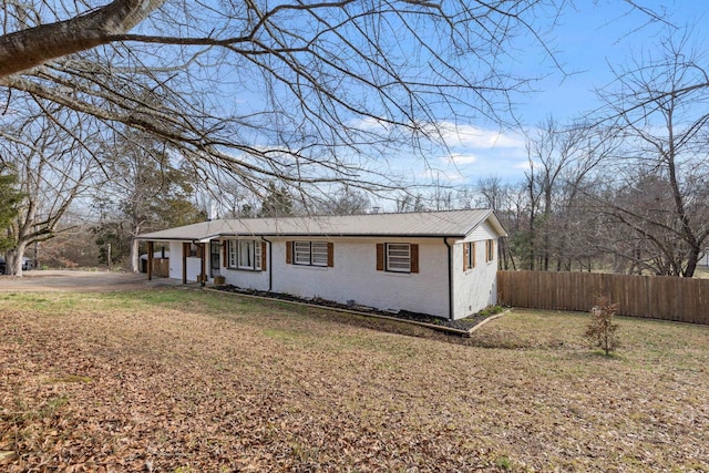 view of front of house featuring a carport and a front lawn