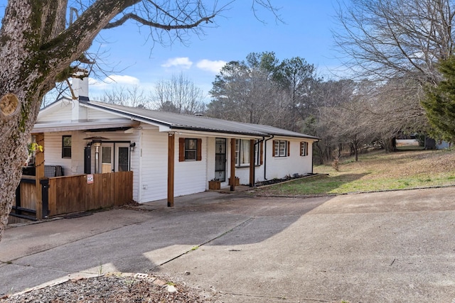 ranch-style house with covered porch