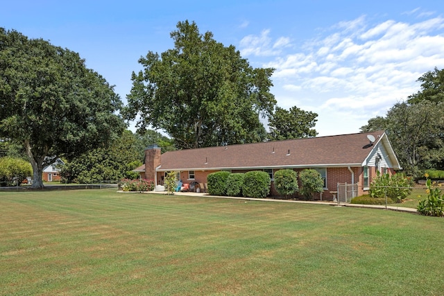 view of front of home featuring a front yard