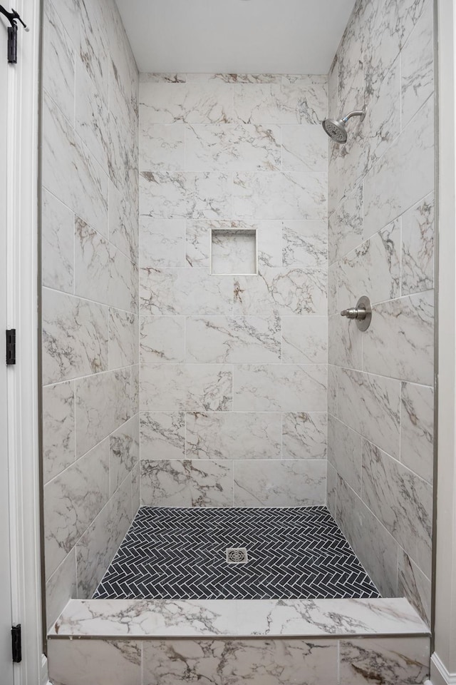 bathroom featuring a tile shower