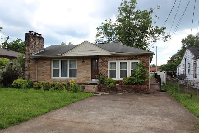 view of front of house featuring a front lawn