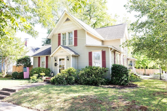 view of front of house featuring a front lawn