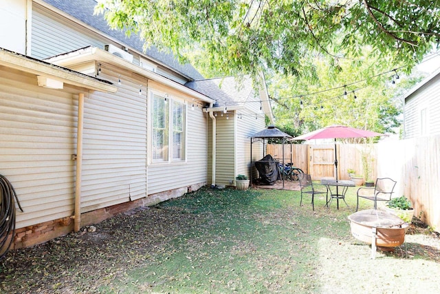 view of yard featuring an outdoor fire pit