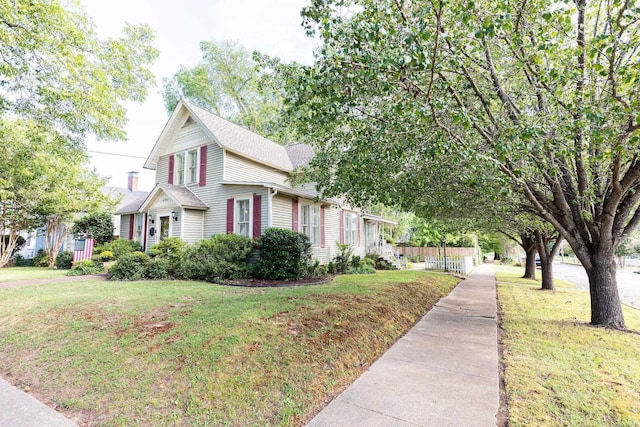 view of front of home featuring a front yard