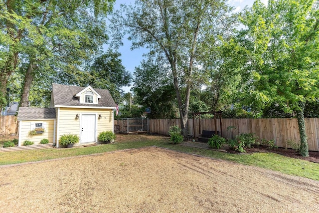 view of yard featuring a shed