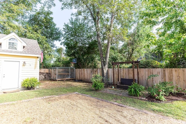 view of yard featuring an outdoor structure