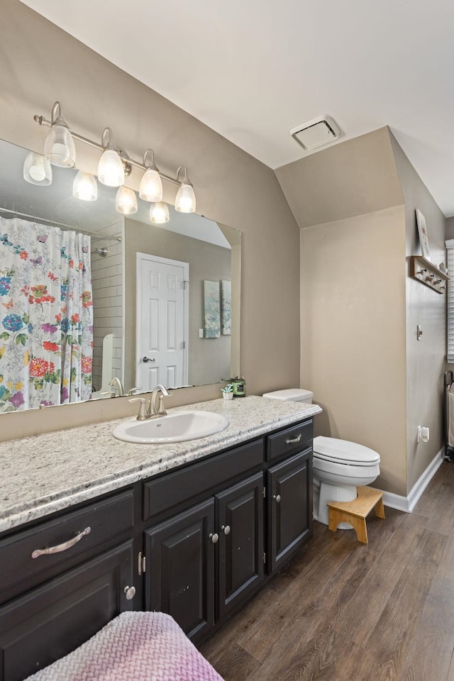 full bathroom with lofted ceiling, visible vents, toilet, wood finished floors, and a shower with curtain