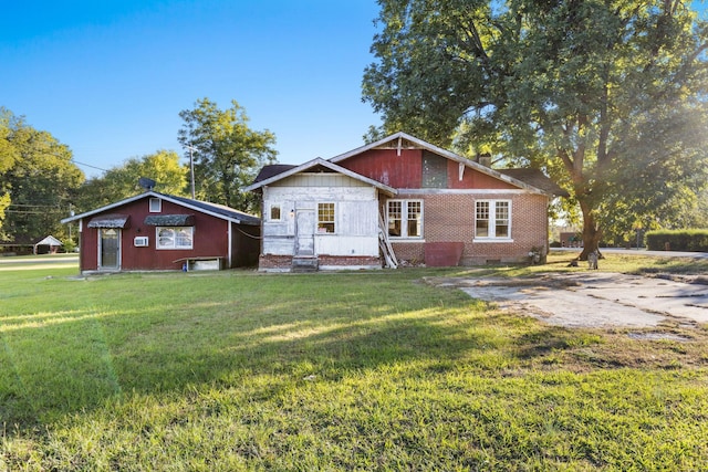 view of front facade with a front yard