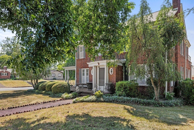 view of front of home featuring a front yard