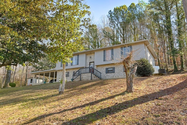 bi-level home featuring a front lawn