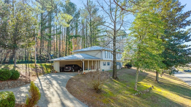 view of front of home with a front yard and a carport