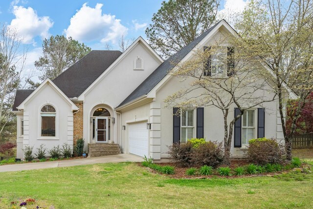 view of front facade featuring a front yard and a garage