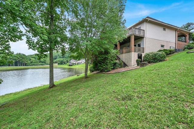 view of yard featuring a water view