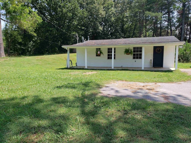 view of front facade featuring a porch and a front lawn