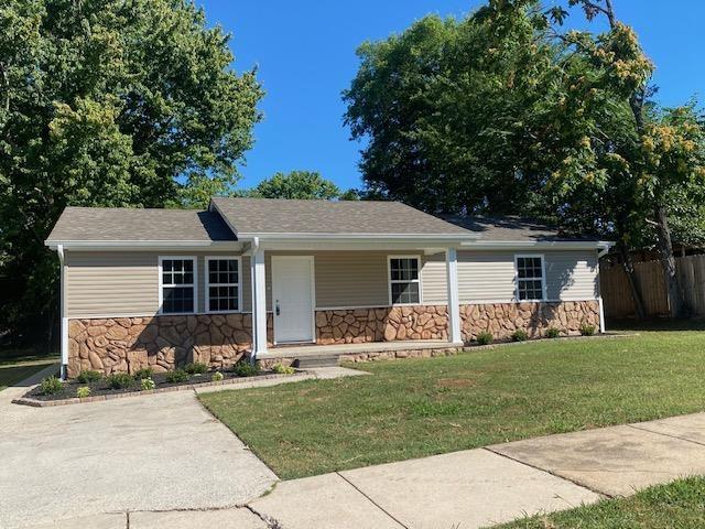 single story home featuring a front yard