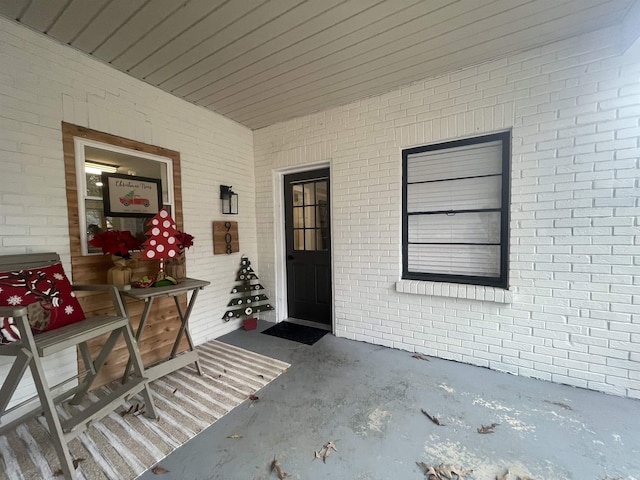 property entrance with covered porch