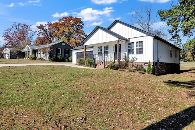 view of front of property featuring covered porch and a front yard