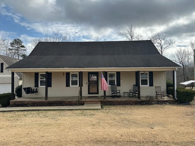 view of front facade featuring a porch and a front yard