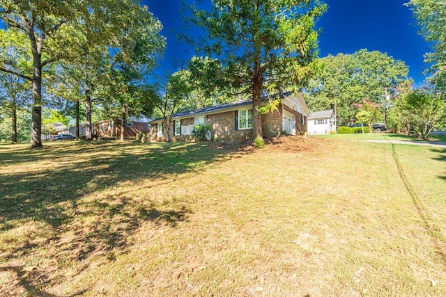 view of front of home featuring a front yard