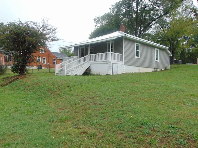 view of front of property with covered porch and a front lawn