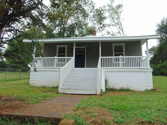 view of front of property featuring a porch and a front yard