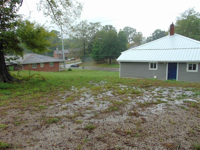 view of yard featuring an outdoor structure