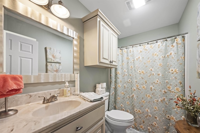 bathroom featuring a shower with shower curtain, vanity, and toilet