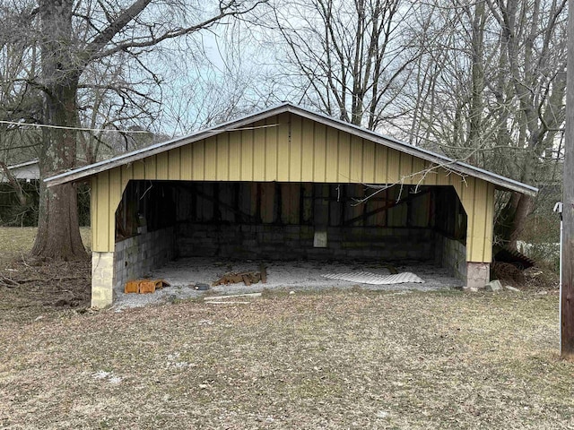 view of outdoor structure featuring an outdoor structure and a carport