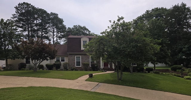 view of front of house with a front lawn