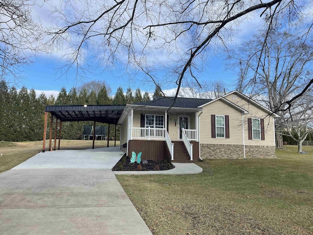 view of front of property featuring a front lawn, a porch, and a carport