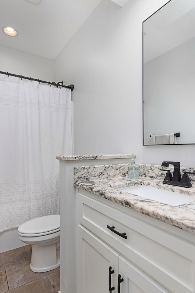 full bathroom featuring a shower with curtain, vanity, recessed lighting, and toilet