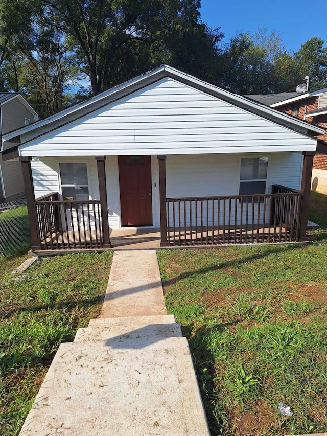 view of front facade featuring a porch and a front lawn