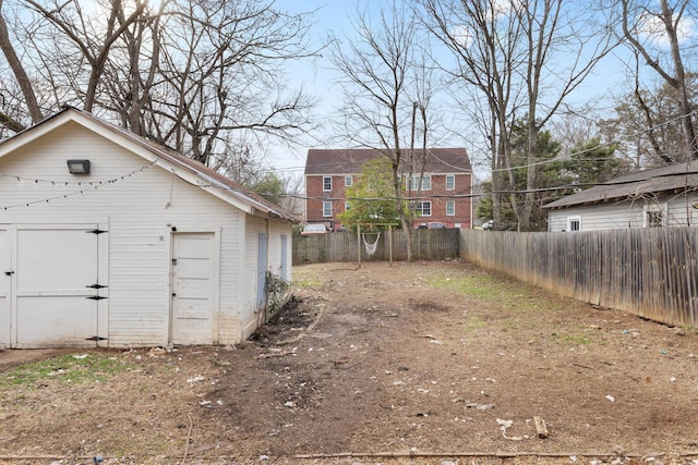 view of yard featuring an outdoor structure and a garage