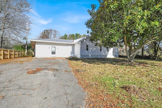 view of front of house featuring a front lawn