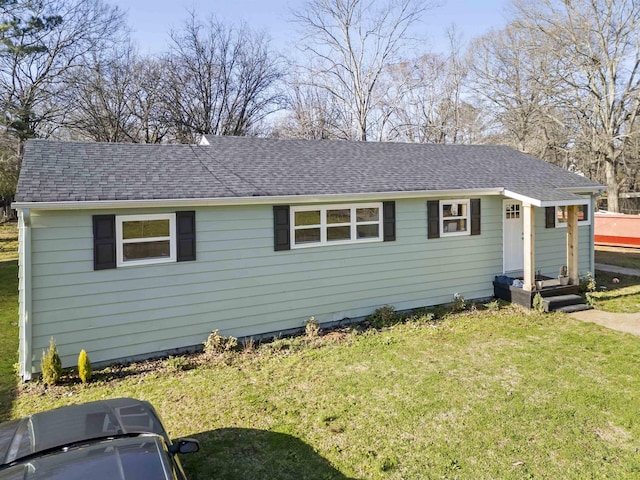 view of front facade featuring a front yard