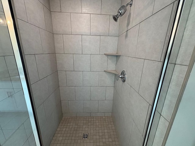 bathroom featuring tiled shower