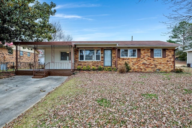 single story home with a porch