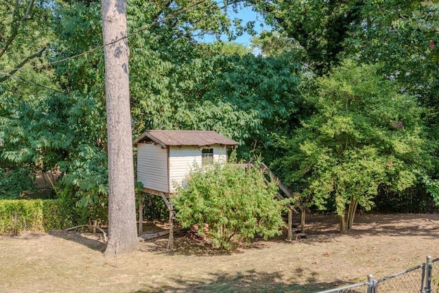 view of yard with a storage unit