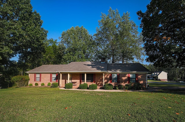 single story home with a front yard