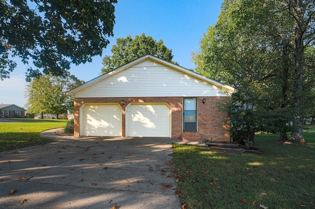 view of front of property featuring a front lawn and a garage