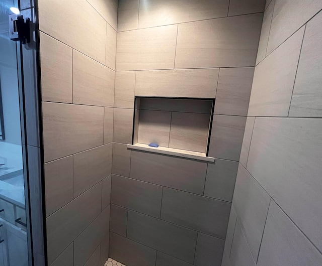 room details featuring a tile shower